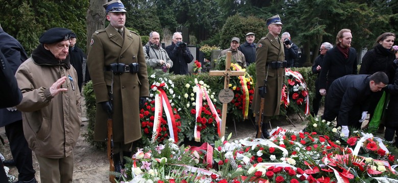 Ostatnie pożegnanie "Kamy", legendarnej łączniczki batalionu Parasol