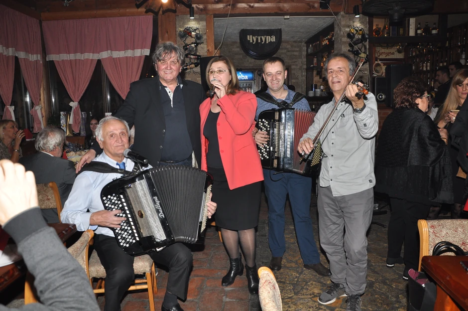 Novica - pesma do zore