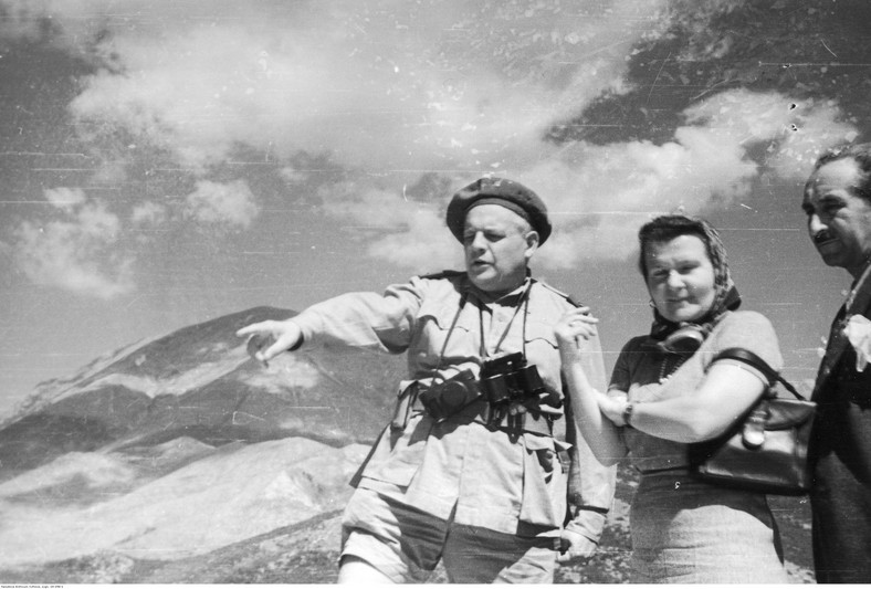 Korespondent wojenny 2 Korpusu Polskiego Melchior Wańkowicz (pierwszy z lewej) w towarzystwie nierozpoznanych osób, na szczycie "Widma". W tle Monte Cairo (1944 r.)