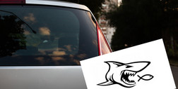 Rekin pożera rybkę. Co oznacza ta dziwna naklejka na samochodzie?