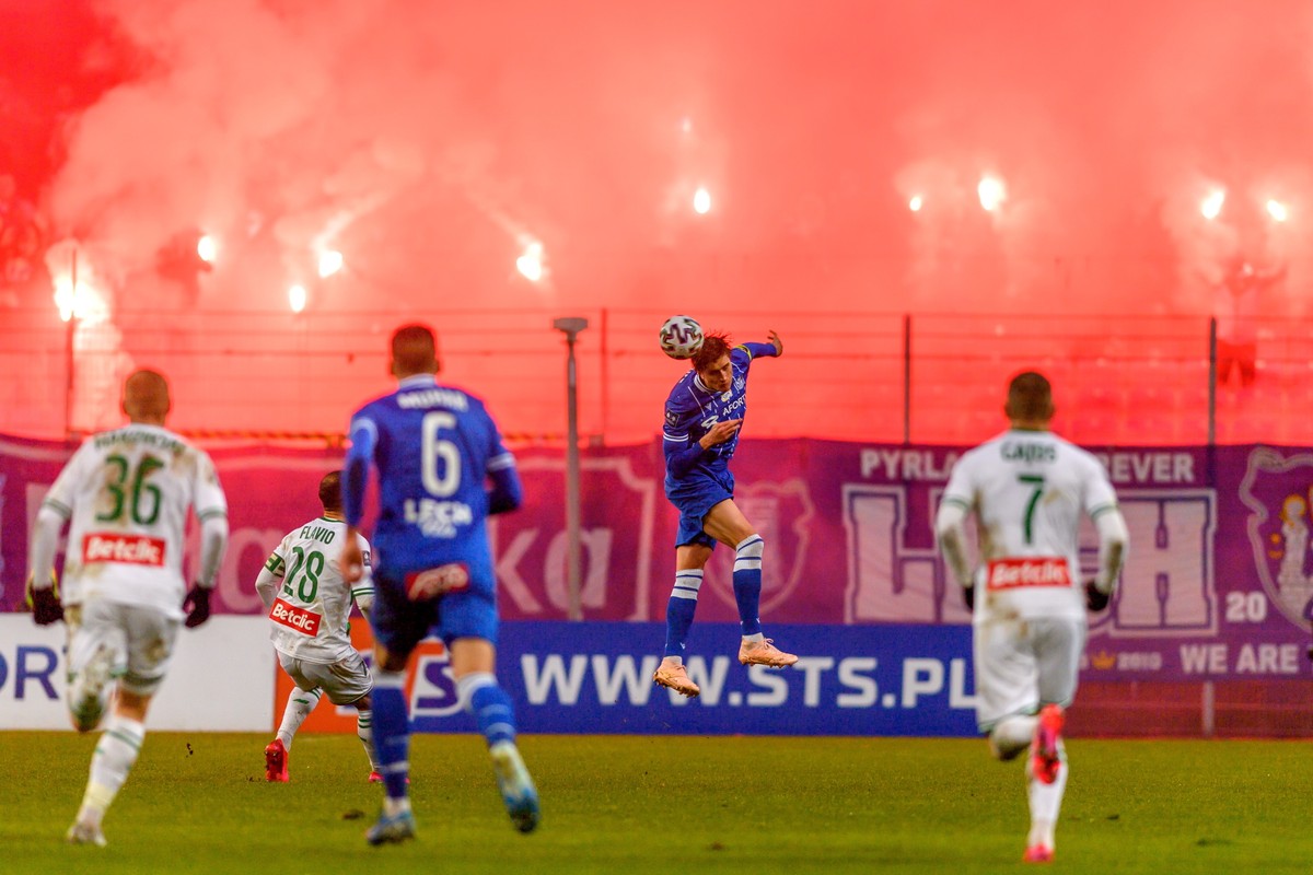 Zawodnik Lecha Poznań Thomas Rogne (2P) podczas meczu piłkarskiej Ekstraklasy z Lechią Gdańsk