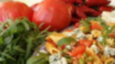 Makaron z rukolą, warzywami i serem pleśniowym