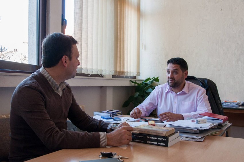 Direktor škole Miloš Petković i urednik sajta Priče sa dušom Nenad Blagojević