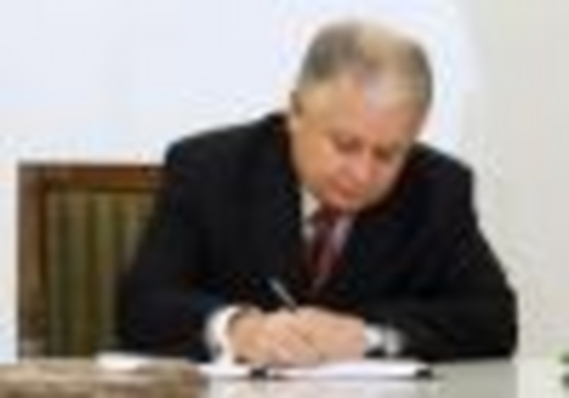 Prezydent Lech Kaczyński podpisał dziś nowelizację ustawy o Bankowym Funduszu Gwarancyjnym (BFG), przewidującą podwyższenie do 50 tys. euro stuprocentowych gwarancji dla depozytów bankowych. Fot. PAP