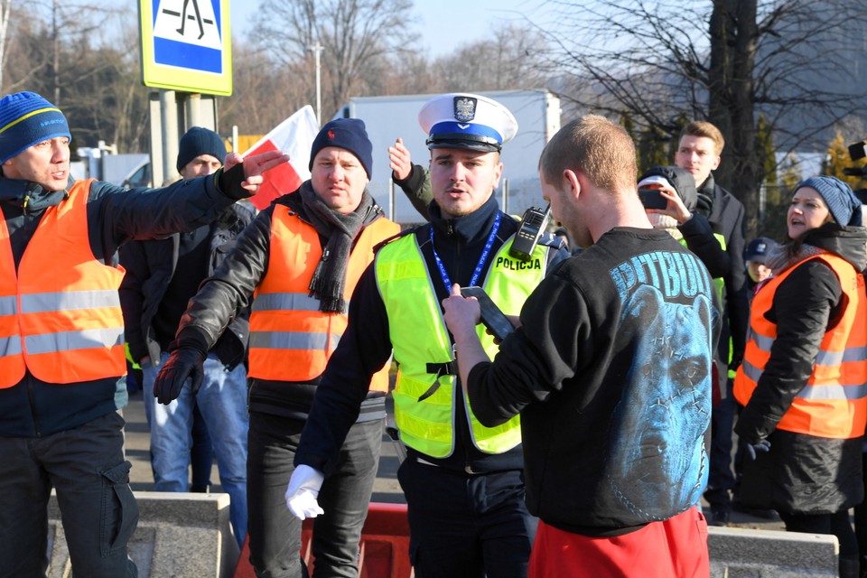 Blokada zakopianki w Krzyszkowicach, w ramach akcji "Wyjdźmy na pasy. Chcemy bezpiecznie żyć"