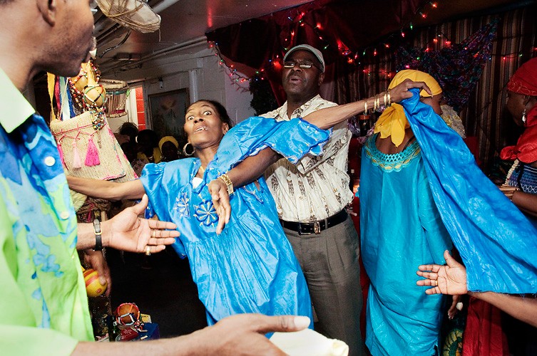 Shannon Taggart, Vodou Ceremonies in Mambo Rose Marie Pierre's Basement Temple, Brooklyn, New York, 2009–2012 Dzięki uprzejmości artystki / courtesy of the artist