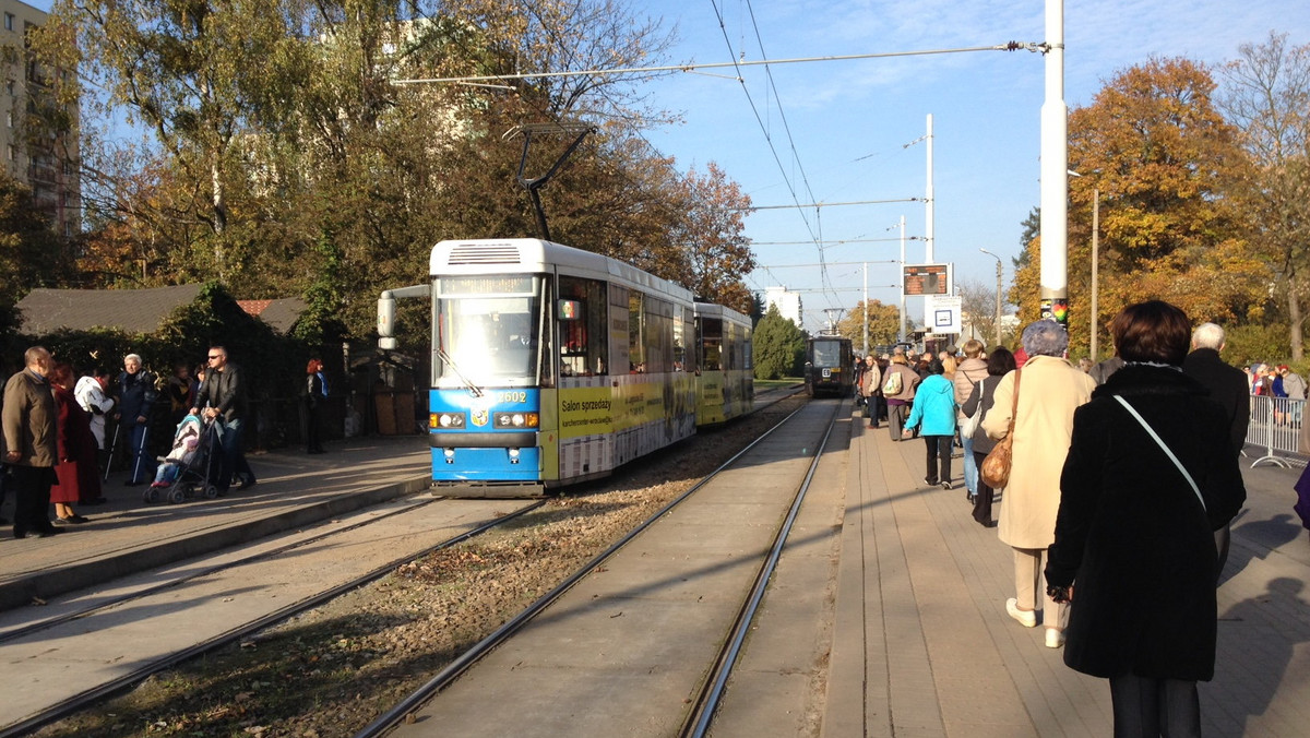 Jak zwykle na Wszystkich Świętych zmieni się organizacja ruchu przy wrocławskich cmentarzach. Część ulic zostanie zamknięta. Będą za to dodatkowe tramwaje i autobusy oraz bezpłatne parkingi dla kierowców.