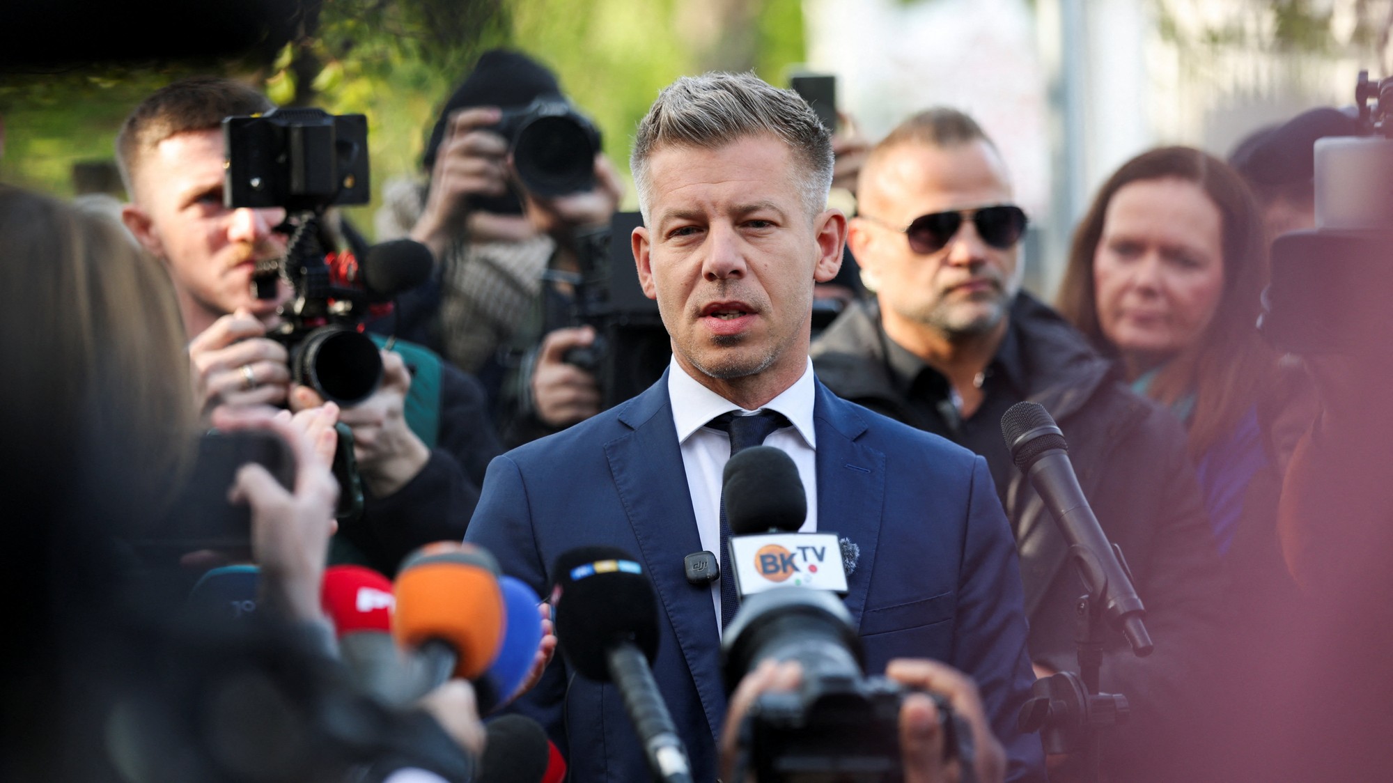 Péter Magyar, líder opozičnej strany Tisza, hovorí s novinármi počas maďarských parlamentných volieb v Budapešti