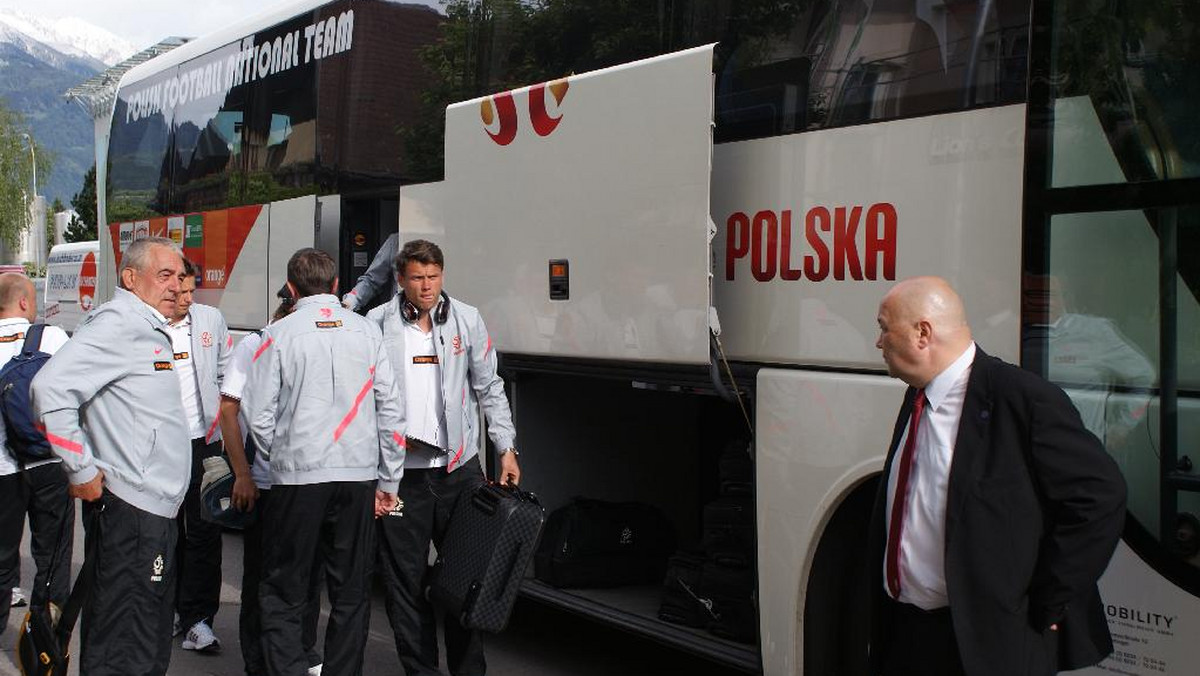 Po kilku godzinach podróży reprezentacja Polski dotarła do austriackiego Lienz, gdzie odbędzie się główny etap przygotowań do Euro 2012. Kadrowiczów przywitały malownicze widoki z... zaśnieżonymi szczytami górskimi na horyzoncie (fot. ASInfo).