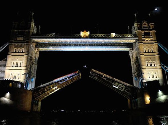 Motorem przeskoczył londyński Tower Bridge