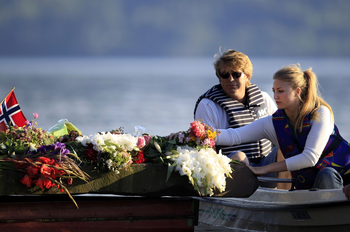 Poruszeni tragedią na wyspie Utoya, zostawiają kwiaty ofiarom Andersa Breivika