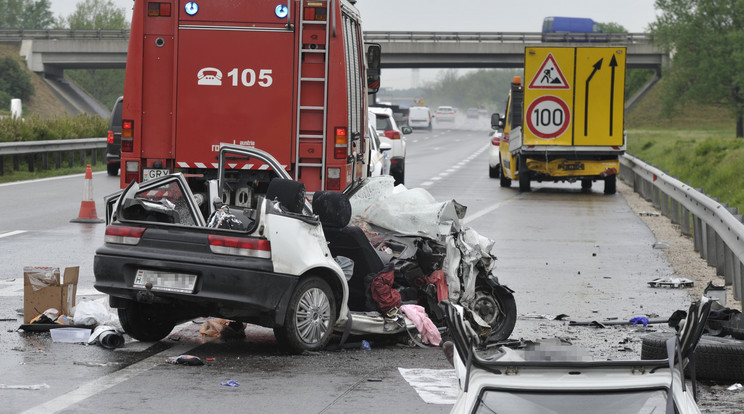 Halálos baleset az M5-ösön Újhartyánnál / Fotó: MTI Mihádák Zoltán