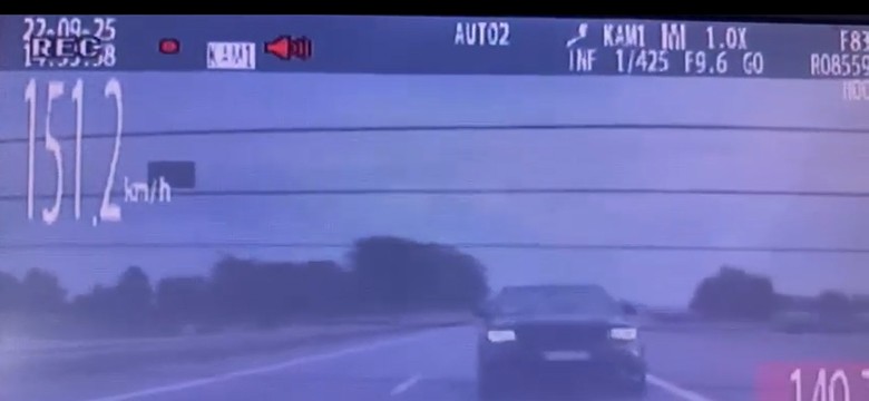 Jeep pędził 218 km/h i poganiał policję światłami. Stracił prawo jazdy w 15 sekund