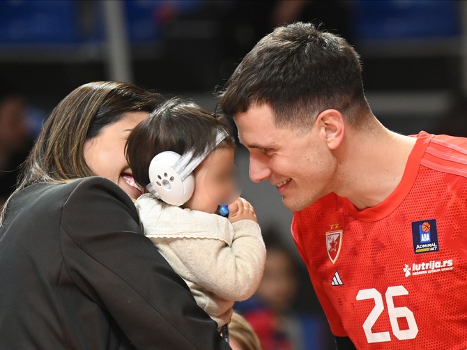 Mina i Nemanja Nedović sa ćerkom
