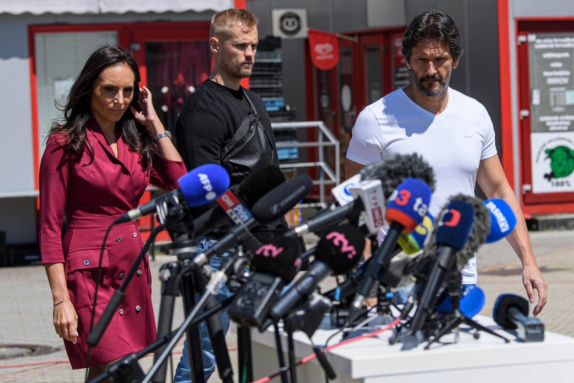 Minister obrany SR Robert Kaliňák počas brífingu pred Rooseveltovou nemocnicou v Banskej Bystrici.