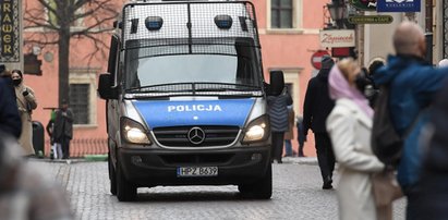 Protest przeciwko obostrzeniom. Policjant uciekał przed rozjuszonym tłumem [FILM]