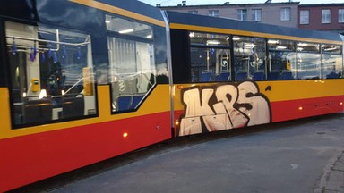 Graffiti na tramwaju. Prezydent Grudziądza funduje nagrodę za wskazanie sprawcy