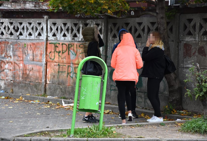 Uczennica skatowana przed szkołą. Rodzice mają zastrzeżenia do policji