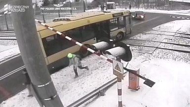 Autobus miejski utknął na przejeździe kolejowym. O włos od tragedii