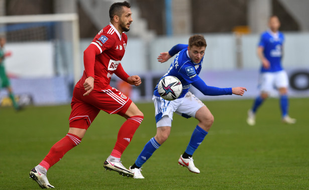 Zawodnik Wisły Płock Hubert Adamczyk (P) i Tomasz Jodłowiec (L) z Piasta Gliwice podczas meczu 23. kolejki piłkarskiej Ekstraklasy