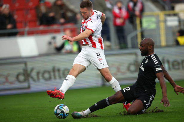 Zawodnik Cracovii Benjamin Kallman (L) i Mike Cestor (P) z Radomiaka Radom podczas meczu 20. kolejki piłkarskiej Ekstraklasy