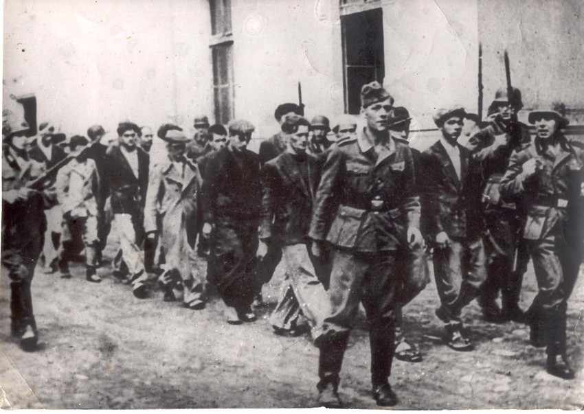 Kragujevac- kolona ljudi koja se vodi u topovske šupe pred streljanje