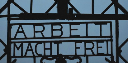 Złodzieje ukradli napis Arbeit macht Frei z Dachau