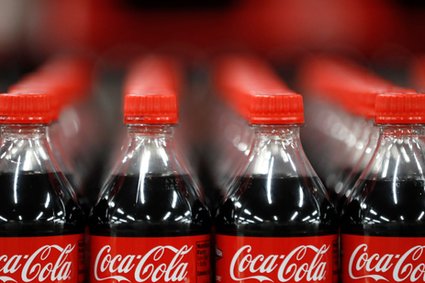 "Indeks Coca-Coli" nie kłamie. Podatek cukrowy słono kosztuje Polaków