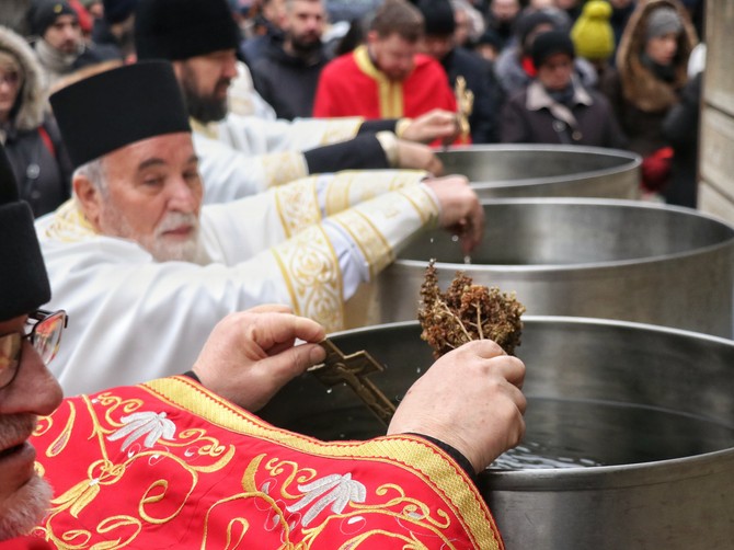 Sveštenik objašnjava kako treba da se koristi i čuva bogojavljenska vodica