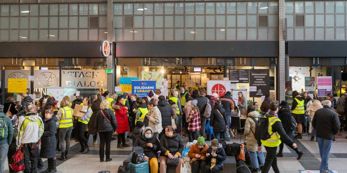 Uchodźcy z Ukrainy na Dworcu Głównym we Wrocławiu.