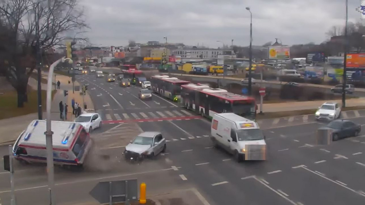 Lublin: Wypadek karetki w Lublinie. Ambulans przewrócił się na bok [NAGRANIE]