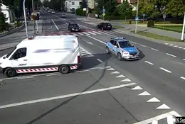 Jechał przez 40 km za radiowozem. Policjanci nie wahali się ani chwili [Wideo]