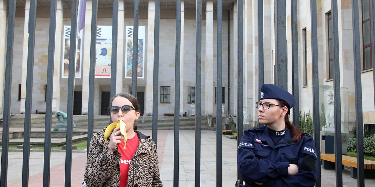 Protest pod Muzeum Narodowym. Tłumy warszawiaków zjadło banany