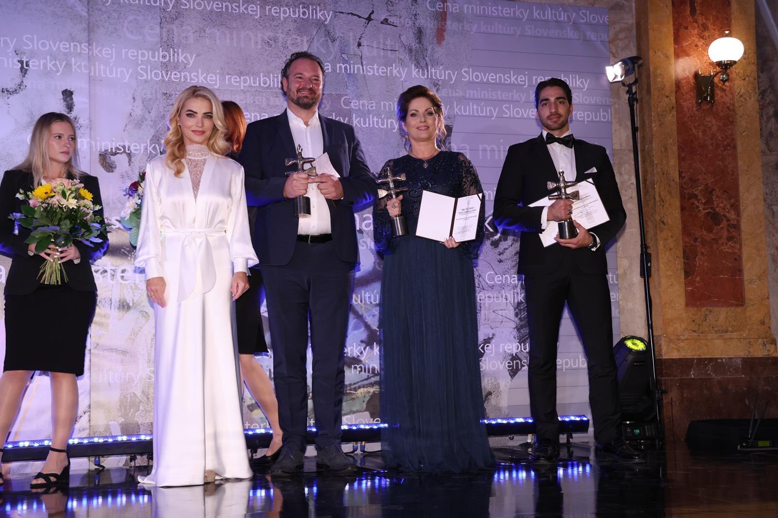 Na snímke laureáti sprava Gennaro Sorbino, Jolana Bubnič Fogašová a Peter Valentovič, ktorým ministerka kultúry SR Martina Šimkovičová (druhá vľavo).