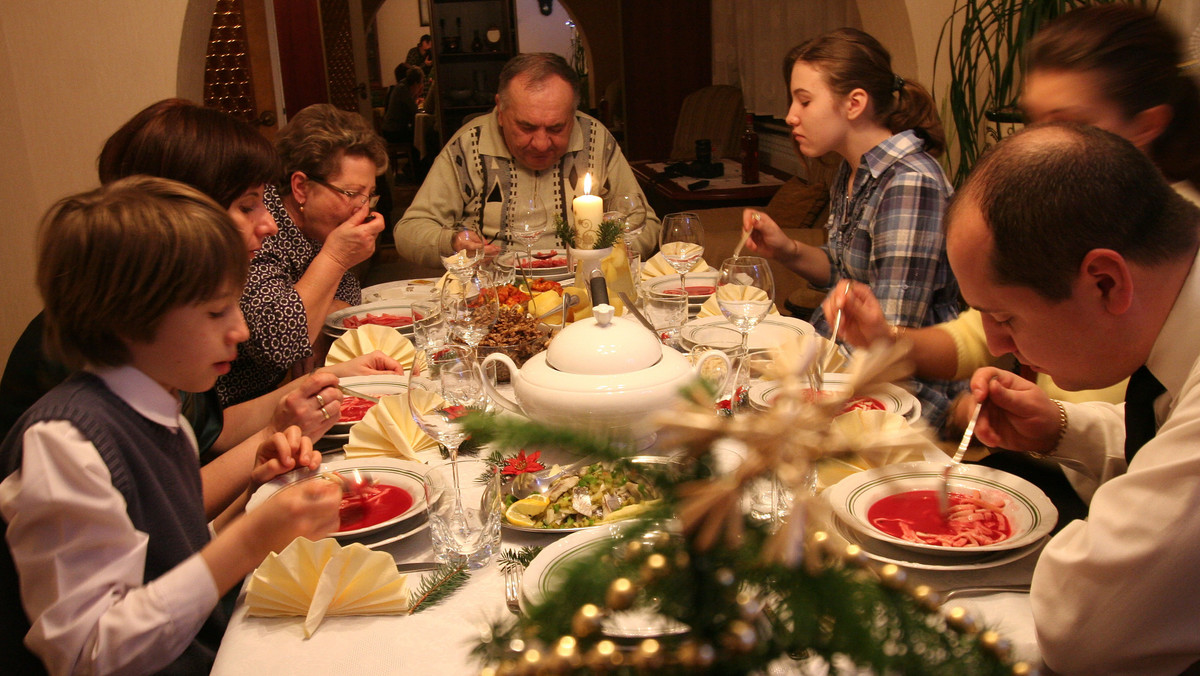 Zdecydowana większość Polaków święta Bożego Narodzenia spędza w gronie najbliższych, a przy wigilijnym stole śpiewa kolędy. Świąt bez karpia na wigilijnym stole nie wyobraża sobie ponad 30 proc. ankietowanych - wynika z badania Instytutu Homo Homini dla Polskiego Radia.