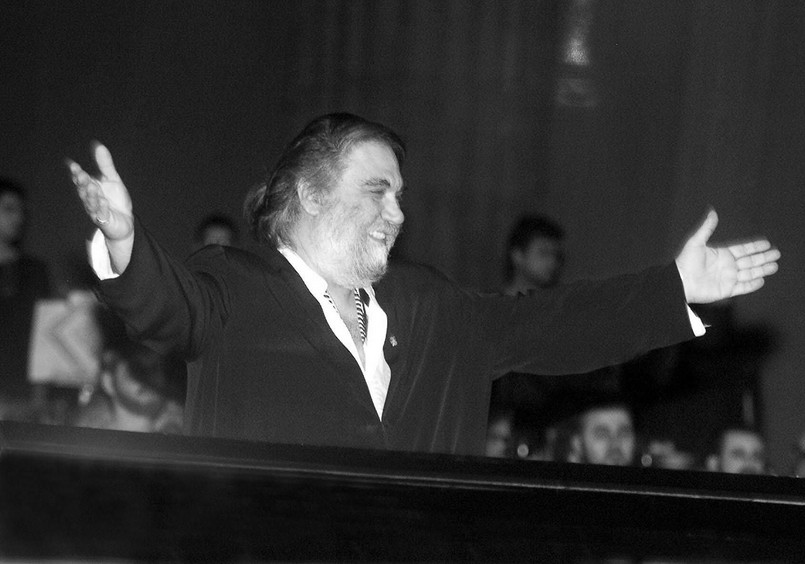 epa09958487 (FILE) Greek composer Vangelis Papathanassiou greets fans at the end of his historic concert, taking place at ancient Athens' Temple of Zeus, in Athens, Greece, 28 June 2001 (issued 19 May 2022). Greek Oscar-winning composer Vangelis Papathanassiou passed away on 17 May 2022 at the age of 79, at a hospital in Paris, where he was being treated for Covid-19, the law firm representing him confirmed on 19 May 2022. EPA/SIMELA PANTZARTZI *** Local Caption *** 99460683 Dostawca: PAP/EPA.