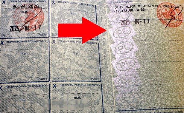 Dowód rejestracyjny samochodu. Dokument jest zabezpieczony farbą o perłowym połysku