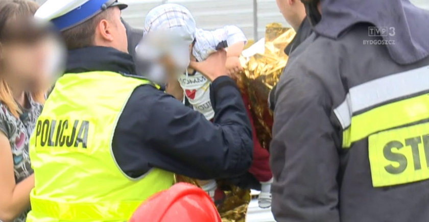 Niezwykła akcja policjantów i strażaków! Ratowali niemowlę pod okiem kamery