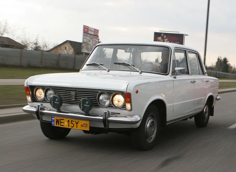 Ten Fiat 125p pochodzi z 1968 roku – do dziś przetrwało niewiele egzemplarzy z tego okresu. Czy po zmianie definicji zabytku miałby w ogóle szanse na uzyskanie żółtych tablic?