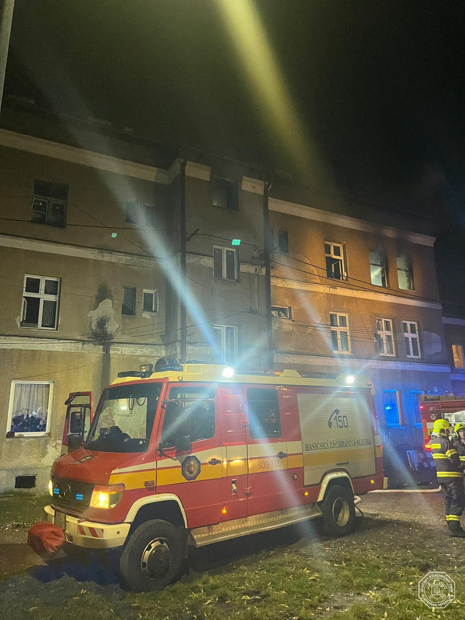 Požiar bytového domu na bratislavskej ulici v Žiline.