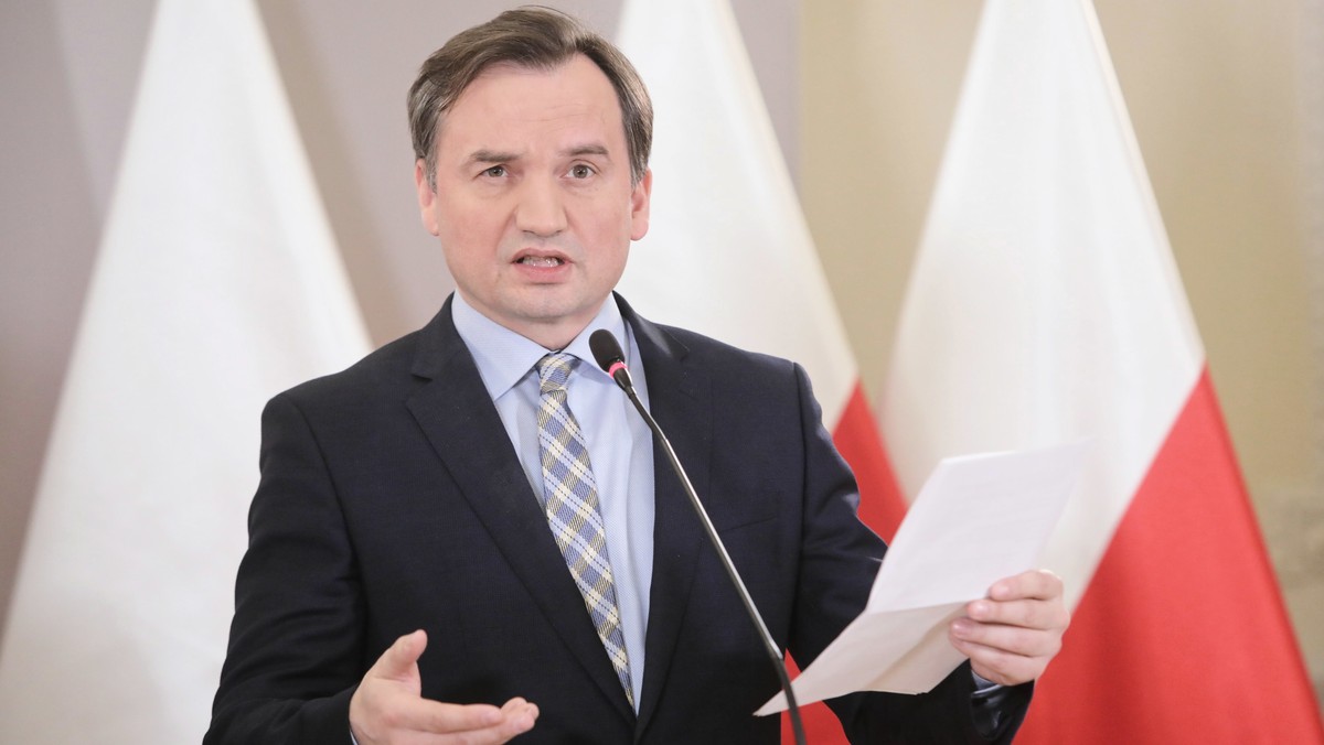 Minister sprawiedliwości skomentował postanowienie TK w trakcie konferencji prasowej. Powiedział, że jest to "ważny fakt wobec próby stworzenia pewnego chaosu i galimatiasu czy anarchii prawnej w polskim sądownictwie - mówił Zbigniew Ziobro. Rzecznik SN oświadczył z kolei, że: "postanowienie TK ma uniemożliwić wykonanie uchwały trzech izb SN i wyroku TSUE".