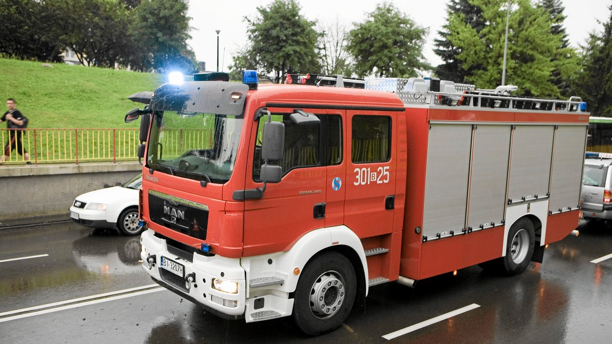 Na rogu ulic Powązkowskiej i Krasińskiego wywrócił się dźwig pomagający przy przebudowie podziemnej instalacji. Zamknięto drogi w pobliżu zdarzenia, powstały poważne utrudnienia w ruchu - informuje reporter tvnwarszawa.pl Tomasz Zieliński.