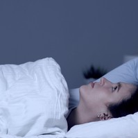 Esténként nem tud rendes időben elaludni? Erről jó, ha tud!