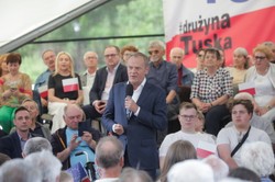 Tusk: Mogę iść na urlop. Oni sobie już skoczyli do gardeł...