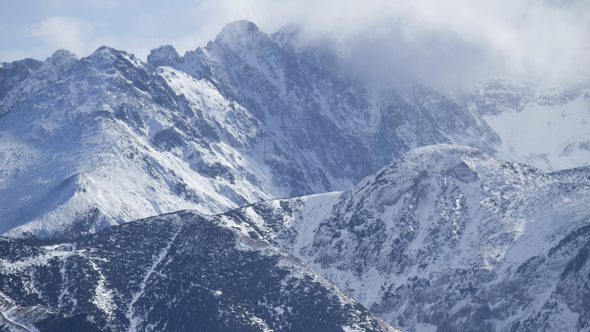 Trudne warunki turystyczne w Tatrach. Trzeci stopień zagrożenia lawinowego