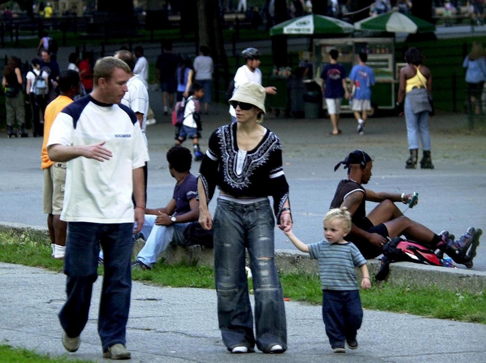 Guy Ritchie, Madonna i Rocco na spacerze w Central Parku (2002 r.)