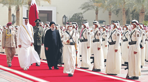 Emir Tamim ibn Hamad Al Sani wita prezydenta Ebrahima Ra’isiego w Ad-Dausze z okazji spotkania krajów producentów gazu