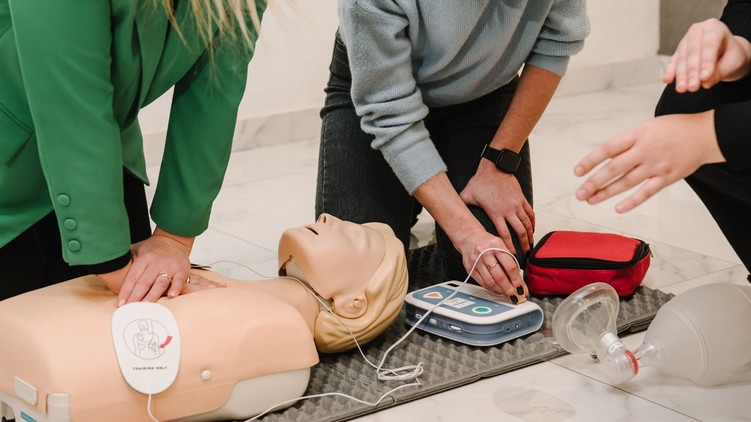 újraélesztés életmentés defibrillátor Újraélesztés Világnapja