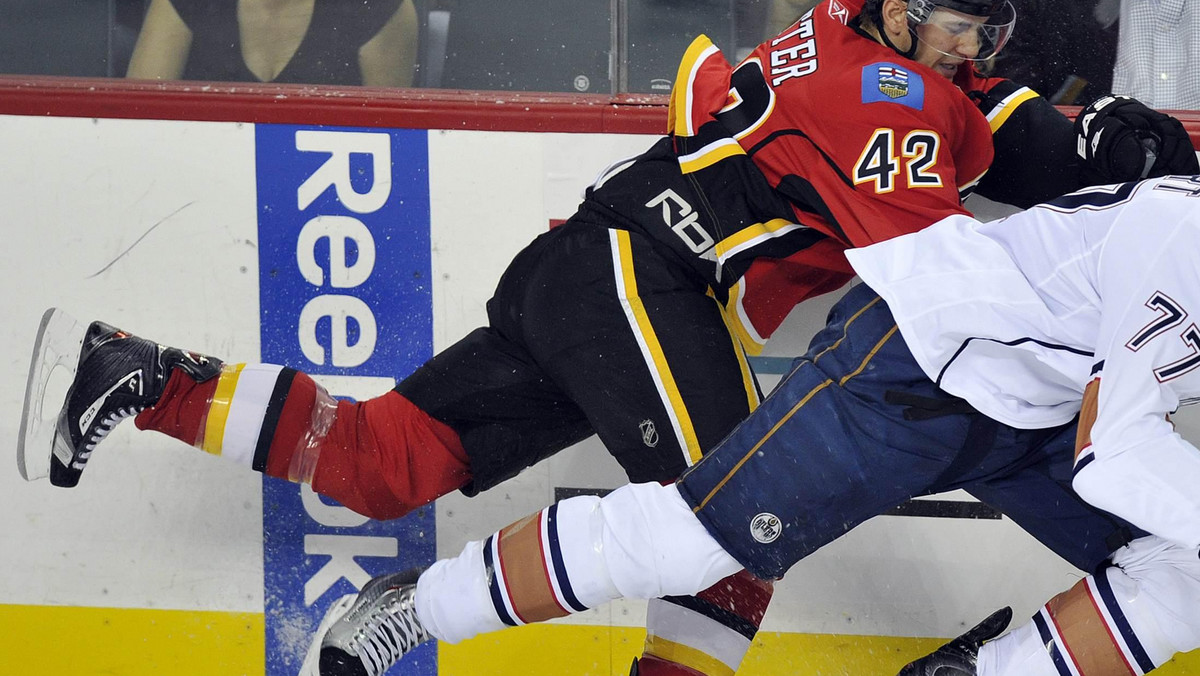 Menadżer zespołu Calgary Flames postawił sprawy zawodowe ponad rodzinnymi więzami i zdecydował się wymienić swojego syna a zarazem zawodnika Płomieni Bretta Suttera za Toma Kostopoulosa i Antona Babczuka z Carolina Hurricanes.