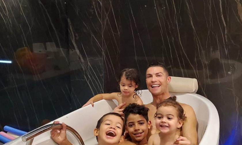 Cristiano Ronaldo nagi na zdjęciu w wannie z dziećmi